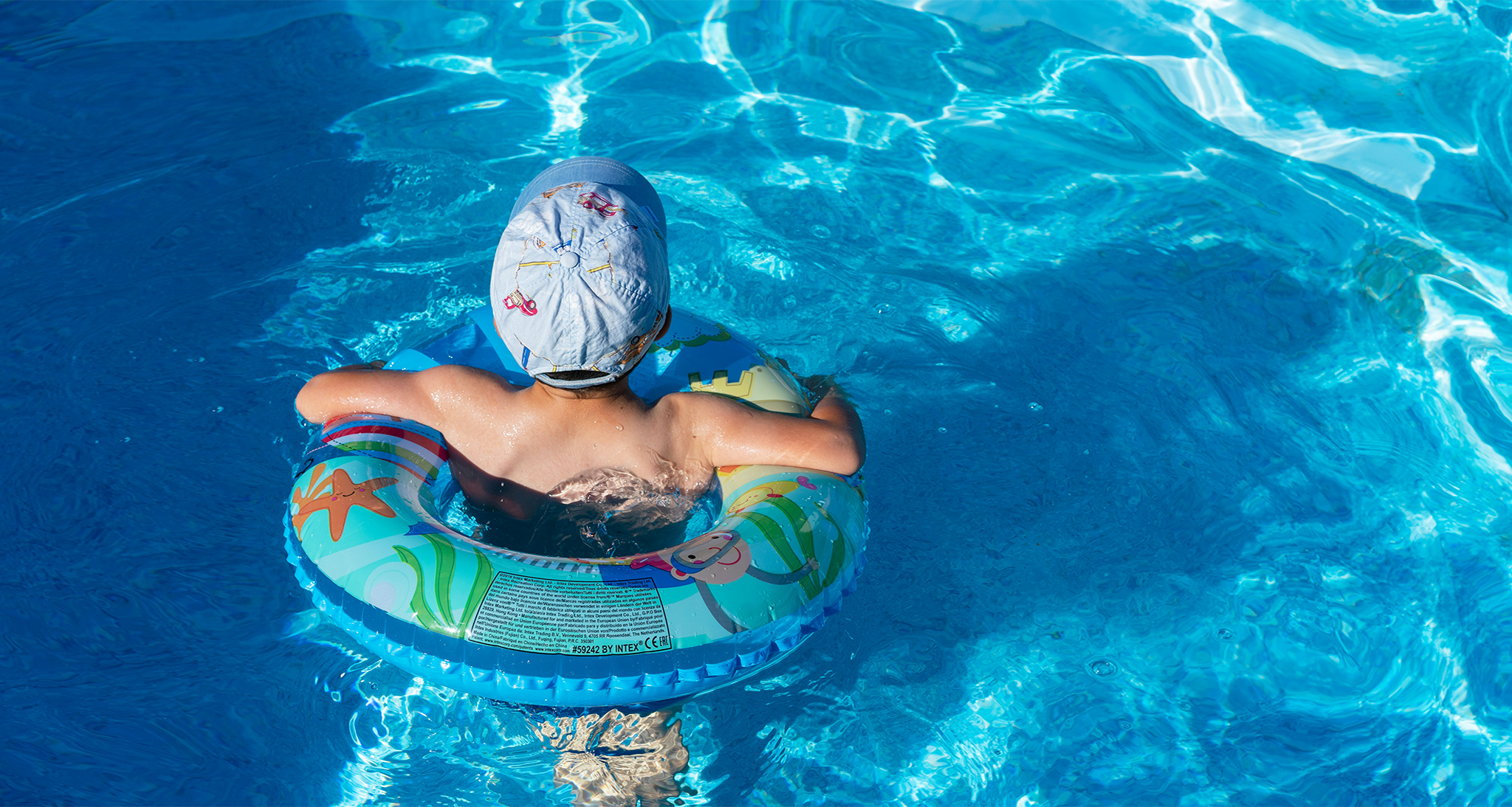 Kind mir Schwimmreifen im Wasser Kind mir Schwimmreifen im Wasser
